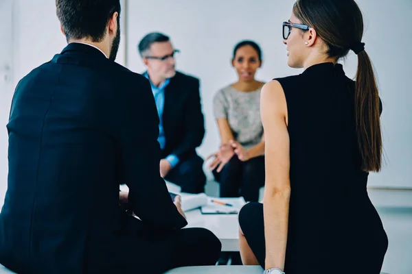 Vista Posterior Colegas Masculinos Femeninos Ropa Formal Discutiendo Ideas Durante — Foto de Stock