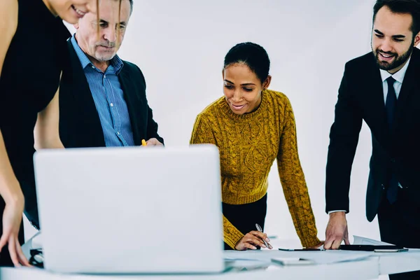 Positieve Leden Van Bemanning Van Multiraciale Architecten Tevreden Werkproces Productieve — Stockfoto