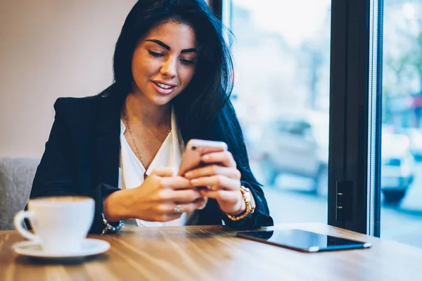 Beskuren Bild Charmiga Leende Hipster Flicka Att Roliga Online Chattar — Stockfoto