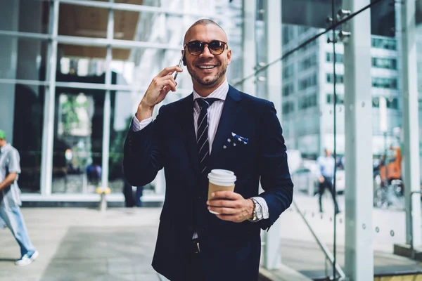 Úspěšný Muž Podnikatel Stylové Sluneční Brýle Mluví Podnikatelské Nápady Pro — Stock fotografie