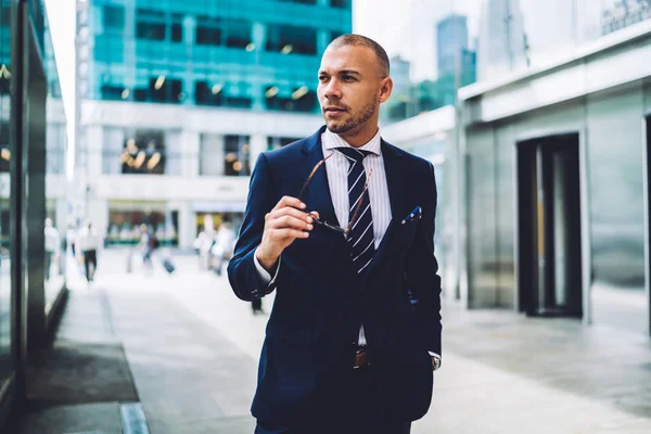 Serious Young Trader Elegant Suit Walking Business Center Streets Headquarters — Stock Photo, Image