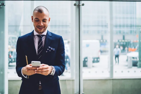 Glimlachend Succesvol Zakenman Elegante Formele Slijtage Waardoor Boeken Smartphone Welvarende — Stockfoto