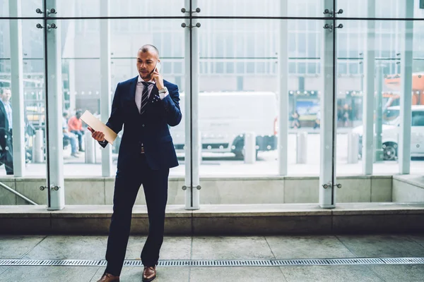 Selbstbewusster Männlicher Unternehmer Eleganten Anzug Der Mit Einem Bankangestellten Über — Stockfoto