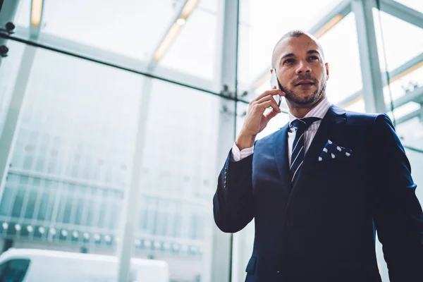 Seriöser Geschäftsmann Der Mit Bankangestellten Telefoniert Der Nähe Des Kopierbereichs — Stockfoto