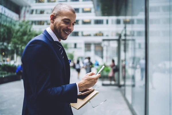 Comerciante Sonriente Recibió Mensaje Intercambio Financiero Teléfono Inteligente Que Obtiene — Foto de Stock