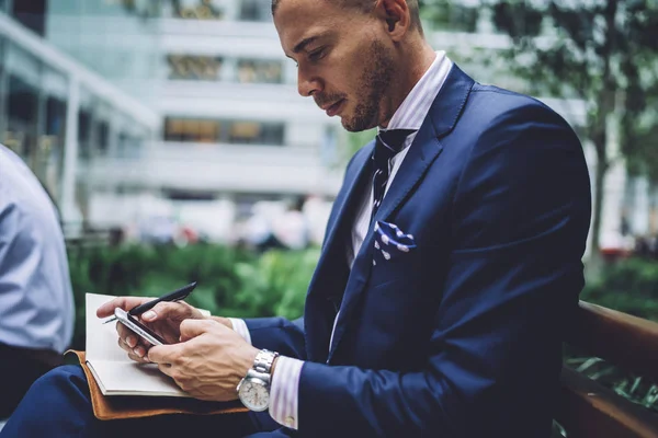 Empresario Masculino Confiado Elegante Información Búsqueda Desgaste Través Moderno Plan — Foto de Stock