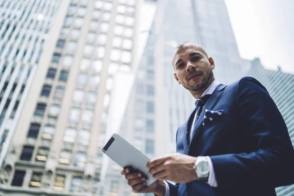 Ritratto Uomo Sicuro Proprietario Azienda Piedi All Aperto Con Tablet — Foto Stock