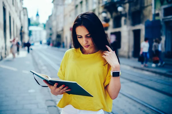 Estudiante Morena Ponderando Vestida Con Atuendo Casual Comprobando Planificación Diaria — Foto de Stock