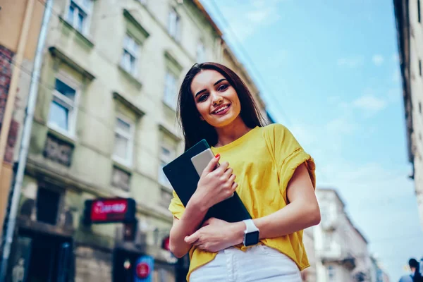 Połowie Długości Portret Pozytywny Brunetka Student Patrząc Kamery Zabawy Podczas — Zdjęcie stockowe