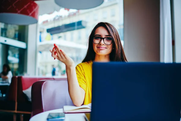 Retrato Mujer Freelancer Profesional Feliz Trabajando Distancia Ordenador Portátil Conectado — Foto de Stock