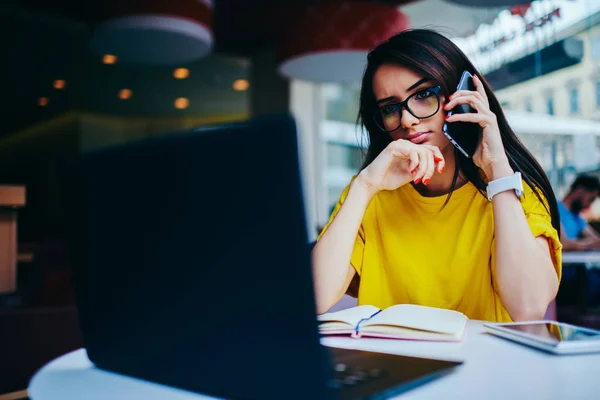 Réfléchir Charmante Fille Hipster Vêtue Une Chemise Jaune Parlant Sur — Photo