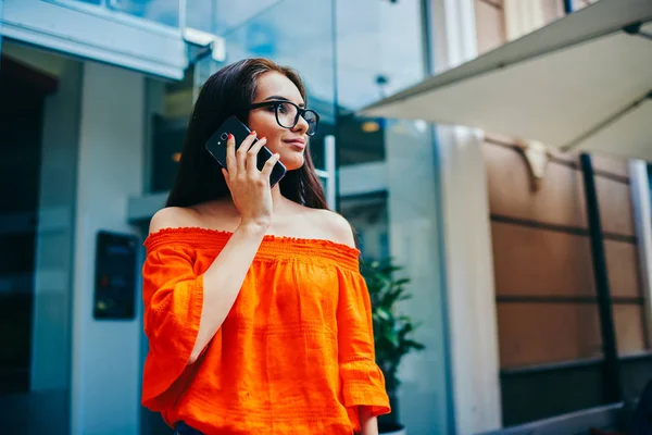 Bela Menina Hipster Positivo Ter Conversa Móvel Com Amigos Aplicação — Fotografia de Stock