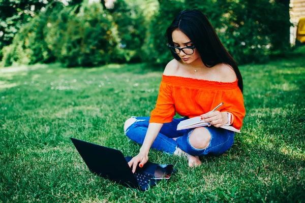 Estudante Morena Talentoso Pensativo Fazendo Pesquisas Página Web Laptop Conectado — Fotografia de Stock