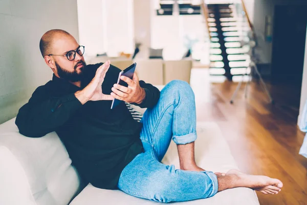 Schöner Mann Brille Checkt Mail Touchpad Sms Feedback Internetverbindung Hause — Stockfoto