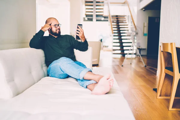 Joven Chico Hipster Ropa Casual Tumbado Sofá Acogedor Lectura Libro — Foto de Stock