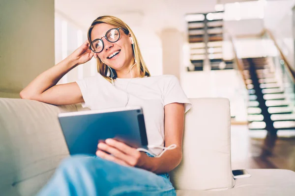 Allegro Femminile Spettacoli Godendo Ascoltando Canzoni Playlist Utilizzando Portatile Accessorio — Foto Stock