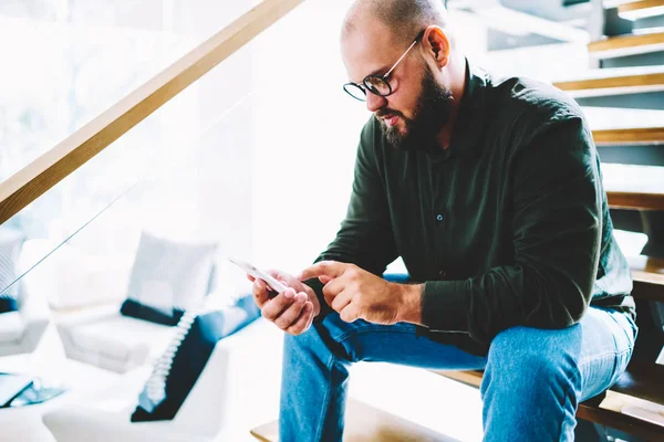 Hombre Barbudo Pensativo Leyendo Noticias Red Sentado Las Escaleras Apartamento — Foto de Stock