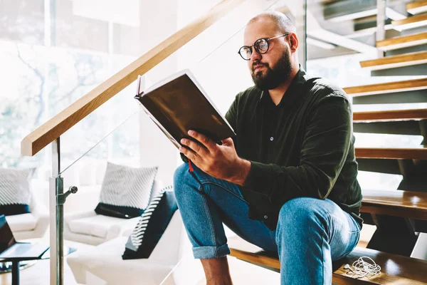Thoughtful Hipster Guy Eyewear Concentrated Interesting Novel Resting Weekend Cozy — Stock Photo, Image