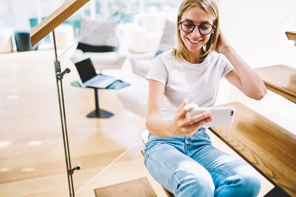 Alegre Hembra Rubia Gafas Posando Para Hacer Selfies Cámara Del —  Fotos de Stock