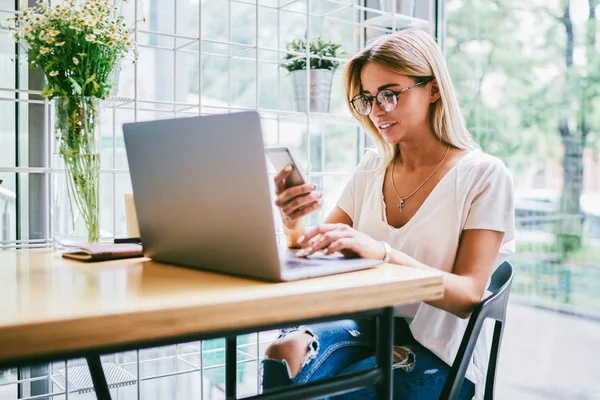 Vrolijke Succesvolle Vrouwelijk Brillen Ontvangen Goed Nieuws Smartphone Terwijl Hij — Stockfoto