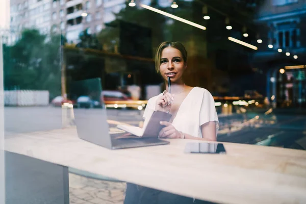 Vrolijke Aantrekkelijke Student Zoek Weg Tijdens Vergadering Laptop Apparaat Verbinding — Stockfoto