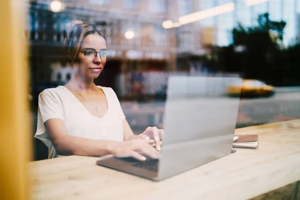 Nadenkend Grafisch Ontwerper Brillen Tekst Typen Toetsenbord Van Moderne Laptop — Stockfoto