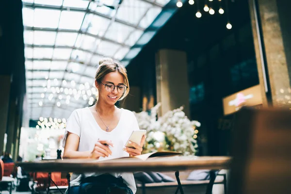 Joven Alegre Con Gafas Ópticas Leyendo Mensajes Divertidos Chat Línea —  Fotos de Stock