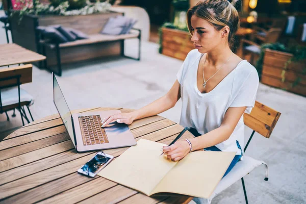 Geschoolde Student Zoeken Naar Nuttige Informatie Internetwebsites Voor Productieve Examenvoorbereiding — Stockfoto