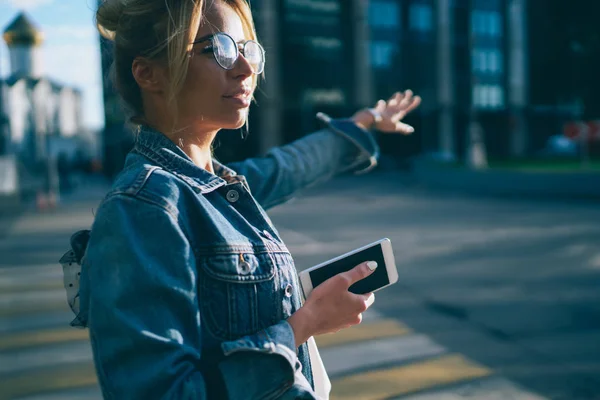 Bijgesneden Afbeelding Van Vrolijke Vrouwelijk Brillen Van Stijlvolle Moderne Smartphone — Stockfoto