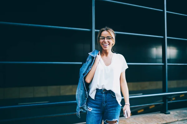 Portrait Cheerful Young Woman Stylish Eyeglasses Laughing While Holding Stylish — Stock Photo, Image