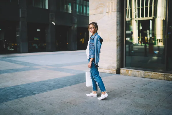 Retrato Cuerpo Entero Una Chica Hipster Elegante Vestida Con Atuendo —  Fotos de Stock