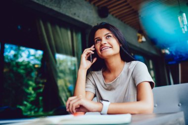 Yapılan aramalarda, düşük tarifeler mobil zevk uzun konuşmayı mutlu kadın yöneticisi Başlangıç kafede dinlenme telefon tartışırken başarısı arkadaşıyla konuşurken neşeli esmer öğrenci
