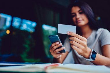 Seçici odak kadın Yöneticisi'ni kullanarak e-posta adresinden ziyaret edin kartı hakkında iş, genç esmer öğrenci arama numarasına mesaj cep telefonunuzda fro iş teklifi tartışmaya boş kartından göndermek için
