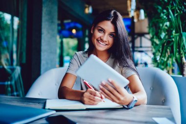 Taşınabilir pc kafe iç, başarılı işkadını otel birilerini web sayfasından bilgi dikkat çeken projede planlama araştırma yapmak için kullanarak kalmak neşeli kadın girişimci portresi