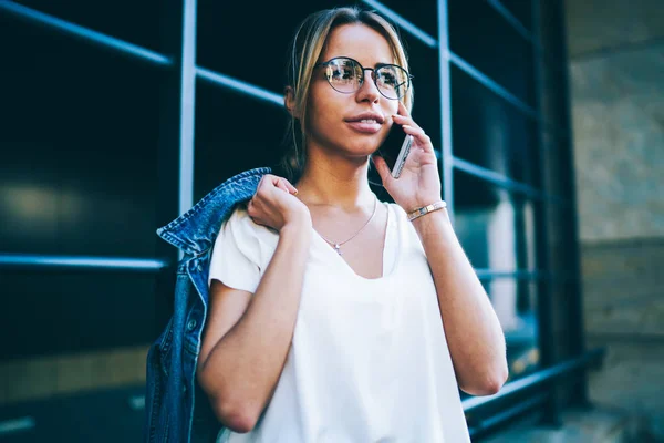 Stijlvolle Zakenvrouw Optische Brillen Denim Jasje Permanent Tegen Promotionele Achtergrond — Stockfoto