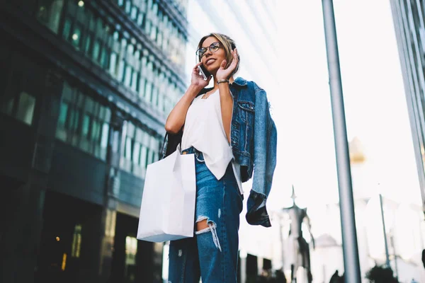 Sotto Vista Felice Ragazza Hipster Elegante Con Pacchetto Abbigliamento Alla — Foto Stock