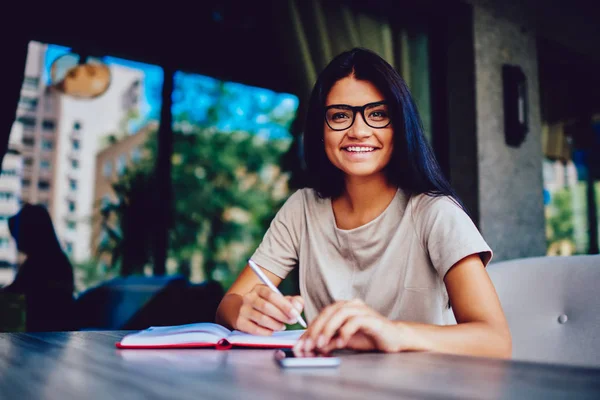 Retrato Menina Hipster Morena Alegre Moda Óculos Fazendo Cronograma Dia — Fotografia de Stock