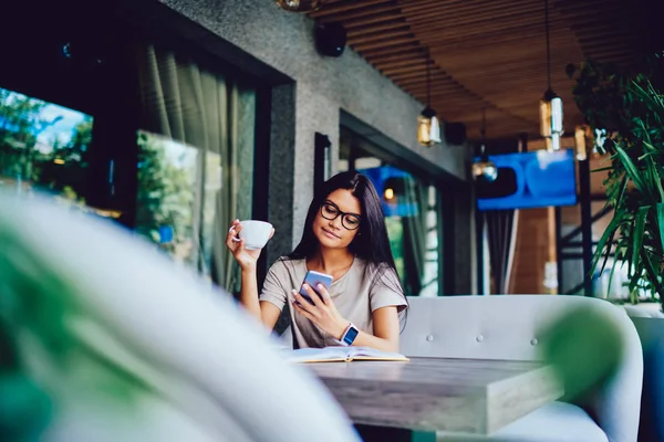 Thoughtful Business Woman Trendy Eyewear Reading Financial News Fro Networks — Stock Photo, Image