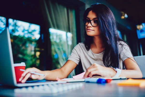 Mujer Negocios Concentrada Haciendo Investigación Redes Comprobando Contabilidad Números Empresario —  Fotos de Stock