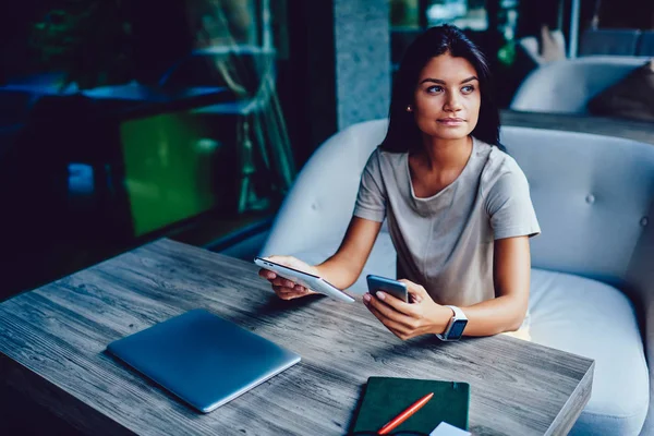 Gerente Femenina Profesional Que Utiliza Aparatos Modernos Durante Proceso Trabajo — Foto de Stock