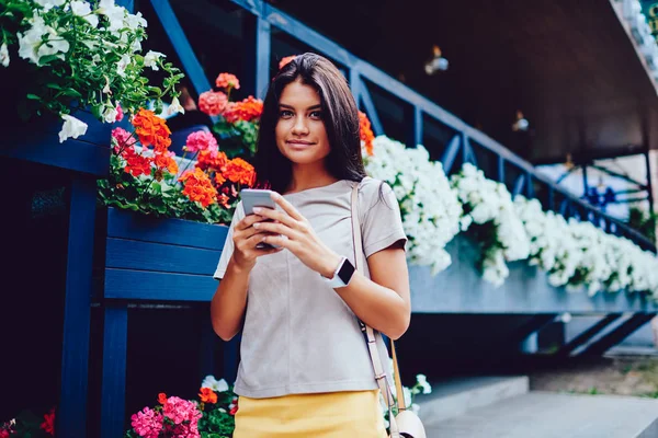 Porträtt Attraktiv Ung Kvinna Som Skickar Bilder Till Vän Smartphone — Stockfoto