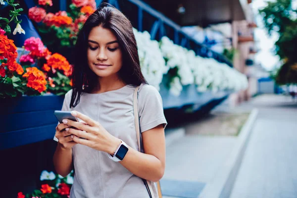 Promyšlené Bokovky Dívka Chůzi Ulici Města Mailů Smartphone Odesílání Zpětné — Stock fotografie