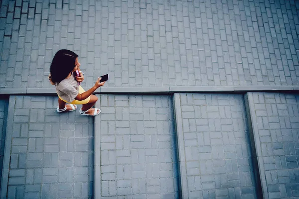 Visão Superior Menina Hipster Morena Andando Escada Carregando Livros Enviando — Fotografia de Stock