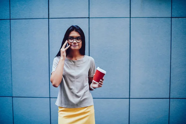 Atractiva Joven Empresaria Gafas Consultoría Sobre Proyecto Con Colega Hablando — Foto de Stock