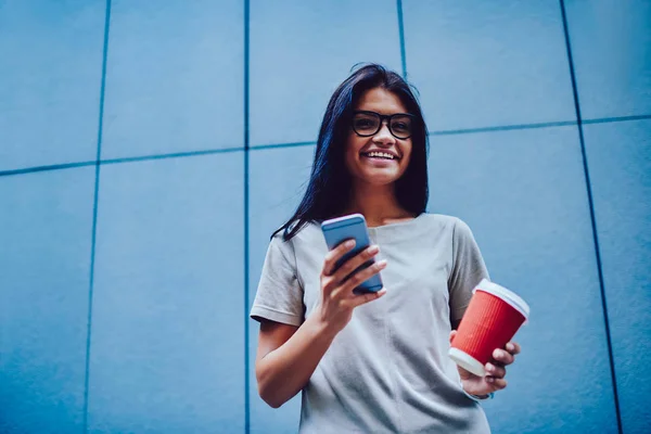 Portret Van Vrolijke Vrouwelijke Beambte Rusten Pauze Met Koffie Texting — Stockfoto