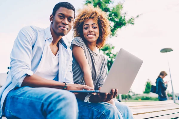 Retrato Metade Comprimento Casal Afro Americano Positivo Passando Tempo Livre — Fotografia de Stock