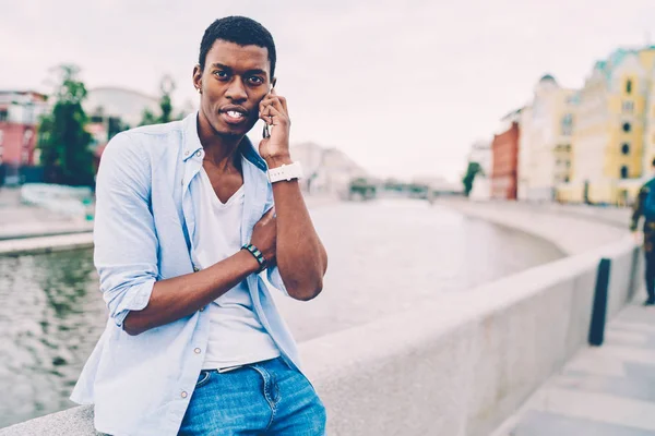 Portret Pozytywny Afro American Człowiek Ubrany Odzież Stylowy Mobilnych Rozmowy — Zdjęcie stockowe