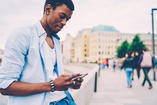 Imagen Recortada Tipo Hipster Ponderando Envío Mensajes Través Aplicación Teléfono — Foto de Stock