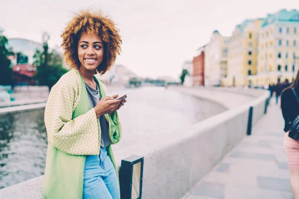 Schöne Fröhliche Afroamerikanerin Die Wegschaut Während Sie Online Beliebten Webseiten — Stockfoto