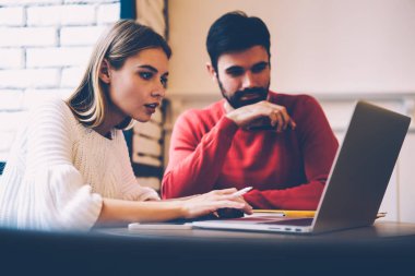 Hippi kız web satış ile şok depolamak kafe, kadın sayfasında sosyal ağlar şarkı öğle yemeği için indirim almak ile şaşırttı merak arkadaşıyla otururken dizüstü bilgisayarda alışveriş online